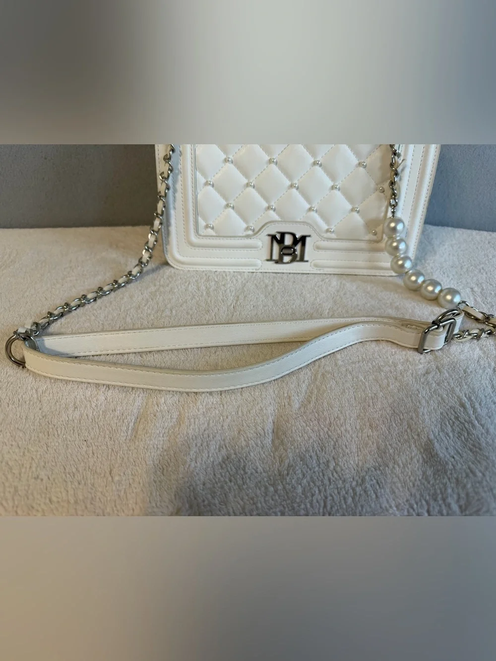 Badgley Mischka Bridal White Letter Lock Quilted & Pearl's Crossbody - Picture 8 of 13